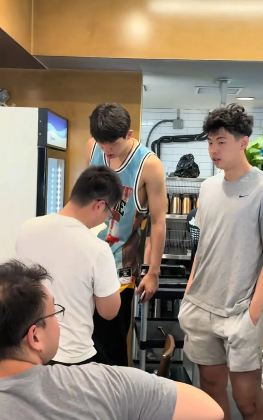 爱游戏体育-杨瀚森父母启程前往美国陪儿子参加NBA选秀大会的简单介绍
