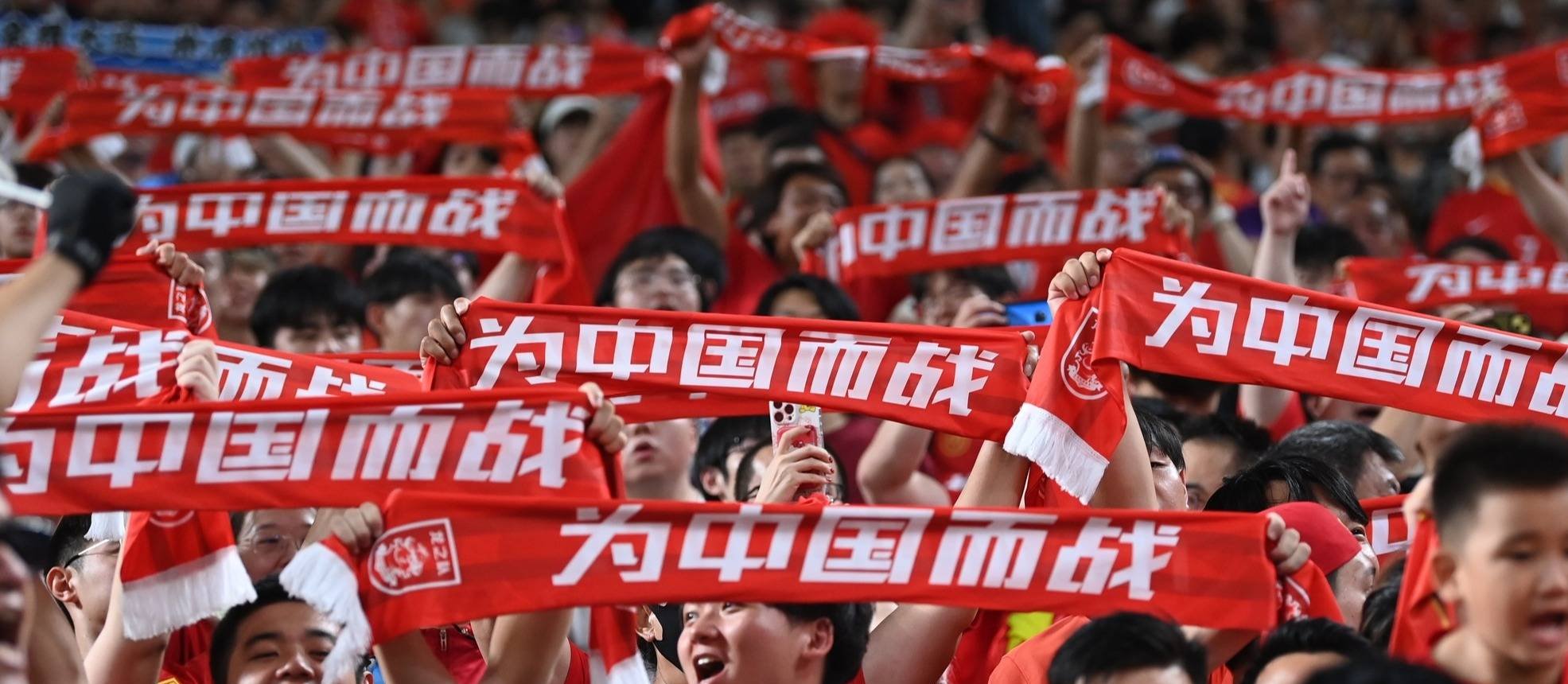 爱游戏体育-激烈角逐中，球队险胜对手，赢得比赛的简单介绍